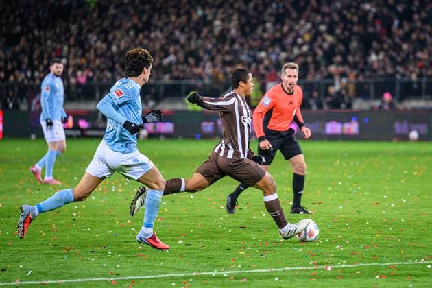 Fußball I Herren I Saison 2025-2026 I Bundesliga I 11. Spieltag I FC St. Pauli - 1. FC Union Berlin I 23.11.2025 Diogo Leite (4, 1. FC Union Berlin), Joel Chima Fujita (16, FC St. Pauli) Hamburg Millerntor-Stadion Hamburg Deutschland Copyright: xLobecax xHenningxRohlfsx
