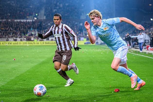 Fußball I Herren I Saison 2025-2026 I Bundesliga I 11. Spieltag I FC St. Pauli - 1. FC Union Berlin I 23.11.2025 Joel Chima Fujita (16, FC St. Pauli), Tom Rothe (15, 1. FC Union Berlin) Hamburg Millerntor-Stadion Hamburg Deutschland Copyright: xLobecax xHenningxRohlfsx