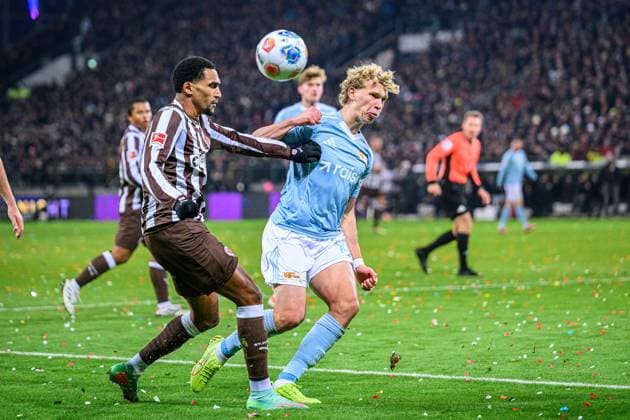 Fußball I Herren I Saison 2025-2026 I Bundesliga I 11. Spieltag I FC St. Pauli - 1. FC Union Berlin I 23.11.2025 Andreas Hountondji (27, FC St. Pauli), Leopold Querfeld (14, 1. FC Union Berlin) Hamburg Millerntor-Stadion Hamburg Deutschland Copyright: xLobecax xHenningxRohlfsx