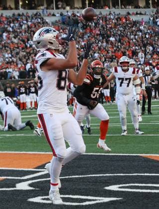 New England Patriots tight end Hunter Henry (85) makes the touchdown catch against the Cincinnati Bengals during the first half of play at Paycor Stadium on Sunday, November 23, 2025 in Cincinnati, Ohio.  KYP20251123015 JOHNxSOMMERSxII