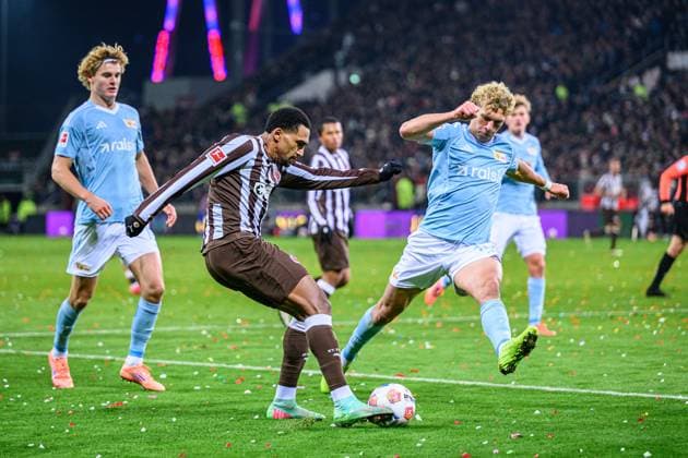Fußball I Herren I Saison 2025-2026 I Bundesliga I 11. Spieltag I FC St. Pauli - 1. FC Union Berlin I 23.11.2025 Tom Rothe (15, 1. FC Union Berlin), Andreas Hountondji (27, FC St. Pauli), Leopold Querfeld (14, 1. FC Union Berlin) Hamburg Millerntor-Stadion Hamburg Deutschland Copyright: xLobecax xHenningxRohlfsx