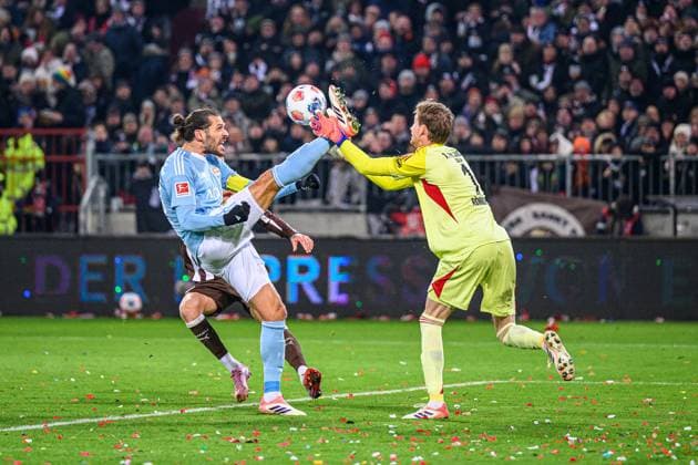 Fußball I Herren I Saison 2025-2026 I Bundesliga I 11. Spieltag I FC St. Pauli - 1. FC Union Berlin I 23.11.2025 Mathias Pereira Lage (28, FC St. Pauli), Frederik Ronnow (1, 1. FC Union Berlin) Hamburg Millerntor-Stadion Hamburg Deutschland Copyright: xLobecax xHenningxRohlfsx