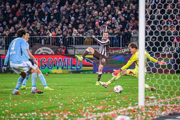 Fußball I Herren I Saison 2025-2026 I Bundesliga I 11. Spieltag I FC St. Pauli - 1. FC Union Berlin I 23.11.2025 Mathias Pereira Lage (28, FC St. Pauli), Frederik Ronnow (1, 1. FC Union Berlin) Hamburg Millerntor-Stadion Hamburg Deutschland Copyright: xLobecax xHenningxRohlfsx