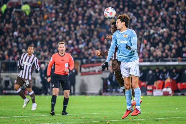 Fußball I Herren I Saison 2025-2026 I Bundesliga I 11. Spieltag I FC St. Pauli - 1. FC Union Berlin I 23.11.2025 Abdoulie Ceesay (9, FC St. Pauli), Diogo Leite (4, 1. FC Union Berlin) Hamburg Millerntor-Stadion Hamburg Deutschland Copyright: xLobecax xHenningxRohlfsx