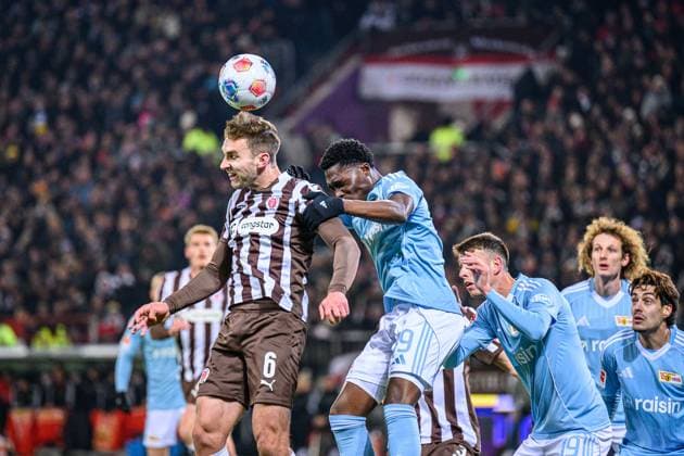 Fußball I Herren I Saison 2025-2026 I Bundesliga I 11. Spieltag I FC St. Pauli - 1. FC Union Berlin I 23.11.2025 James Sands (6, FC St. Pauli), Derrick Köhn (39, 1. FC Union Berlin) Hamburg Millerntor-Stadion Hamburg Deutschland Copyright: xLobecax xHenningxRohlfsx