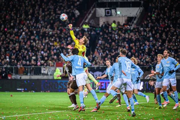 Fußball I Herren I Saison 2025-2026 I Bundesliga I 11. Spieltag I FC St. Pauli - 1. FC Union Berlin I 23.11.2025 Frederik Ronnow (1, 1. FC Union Berlin), Hamburg Millerntor-Stadion Hamburg Deutschland Copyright: xLobecax xHenningxRohlfsx