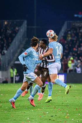 Fußball I Herren I Saison 2025-2026 I Bundesliga I 11. Spieltag I FC St. Pauli - 1. FC Union Berlin I 23.11.2025 Abdoulie Ceesay (9, FC St. Pauli), Leopold Querfeld (14, 1. FC Union Berlin) Hamburg Millerntor-Stadion Hamburg Deutschland Copyright: xLobecax xHenningxRohlfsx