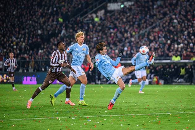 Fußball I Herren I Saison 2025-2026 I Bundesliga I 11. Spieltag I FC St. Pauli - 1. FC Union Berlin I 23.11.2025 Abdoulie Ceesay (9, FC St. Pauli), Leopold Querfeld (14, 1. FC Union Berlin), Diogo Leite (4, 1. FC Union Berlin) Hamburg Millerntor-Stadion Hamburg Deutschland Copyright: xLobecax xHenningxRohlfsx