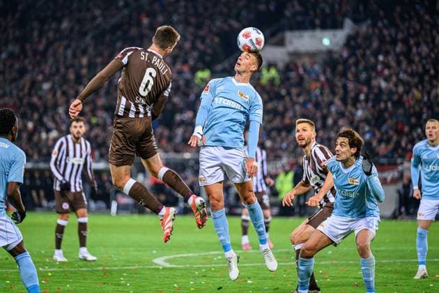 Fußball I Herren I Saison 2025-2026 I Bundesliga I 11. Spieltag I FC St. Pauli - 1. FC Union Berlin I 23.11.2025 James Sands (6, FC St. Pauli), Janik Haberer (19, 1. FC Union Berlin) Hamburg Millerntor-Stadion Hamburg Deutschland Copyright: xLobecax xHenningxRohlfsx