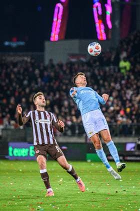Fußball I Herren I Saison 2025-2026 I Bundesliga I 11. Spieltag I FC St. Pauli - 1. FC Union Berlin I 23.11.2025 James Sands (6, FC St. Pauli), Janik Haberer (19, 1. FC Union Berlin) Hamburg Millerntor-Stadion Hamburg Deutschland Copyright: xLobecax xHenningxRohlfsx