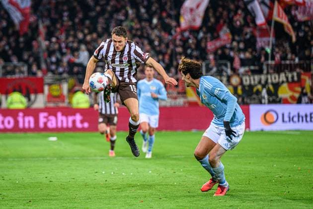 Fußball I Herren I Saison 2025-2026 I Bundesliga I 11. Spieltag I FC St. Pauli - 1. FC Union Berlin I 23.11.2025 Martijn Kaars (19, FC St. Pauli), Diogo Leite (4, 1. FC Union Berlin) Hamburg Millerntor-Stadion Hamburg Deutschland Copyright: xLobecax xHenningxRohlfsx