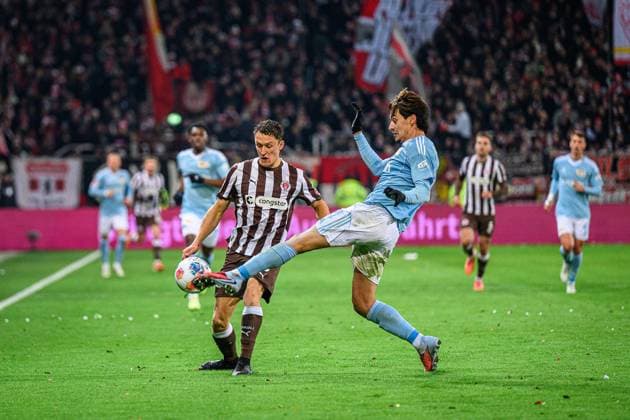 Fußball I Herren I Saison 2025-2026 I Bundesliga I 11. Spieltag I FC St. Pauli - 1. FC Union Berlin I 23.11.2025 Martijn Kaars (19, FC St. Pauli), Diogo Leite (4, 1. FC Union Berlin) Hamburg Millerntor-Stadion Hamburg Deutschland Copyright: xLobecax xHenningxRohlfsx
