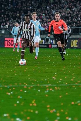 Deutschland: Fußball Bundesliga 2025 26, 12. Spieltag FC St. Pauli vs. Union Berlin Millerntor-Stadion (Hamburg): Abdoulie Ceesay (FC St. Pauli, 9), Joel Chima Fujita (FC St. Pauli, 16), Diogo Leite (Union Berlin, 4) Copyright: xStefanxTrochax