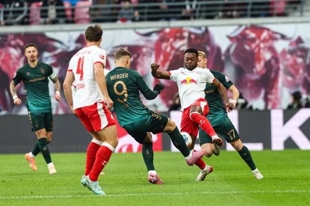 Ridle Baku (RB Leipzig,17) gegen Keke Topp (Werder Bremen,9) - 1. Fussball Bundesliga Saison 2025-2026 Punktspiel RB Leipzig vs. Werder Bremen in der Red Bull Arena in Leipzig - Aktion,Fussball,Deutschland,Mann,Männer,23.11.2025