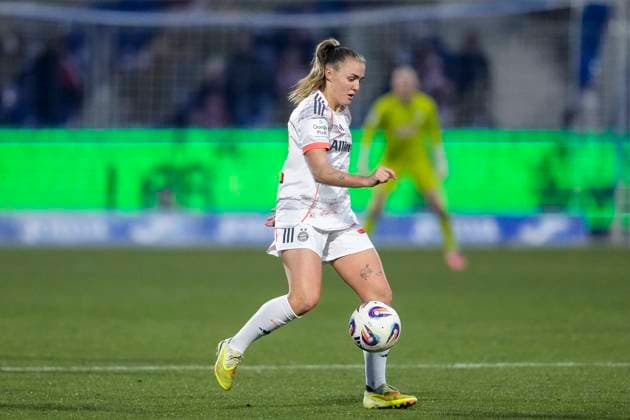 Georgia Stanway (FCB, 31), am Ball, Freisteller, Ganzkörper, Einzelbild, Einzelfoto, Aktion, Action, 23.11.2025, Sinsheim (Hoffenheim) (Deutschland), Fussball, Google Pixel Frauen-Bundesliga, TSG 1899 Hoffenheim - FC Bayern München, DFB DFL REGULATIONS PROHIBIT ANY USE OF PHOTOGRAPHS AS IMAGE SEQUENCES AND OR QUASI-VIDEO.