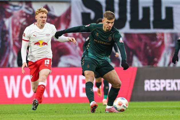 Keke Topp (Werder Bremen,9) gegen Nicolas Seiwald (RB Leipzig,13) - 1. Fussball Bundesliga Saison 2025-2026 Punktspiel RB Leipzig vs. Werder Bremen in der Red Bull Arena in Leipzig - Aktion,Fussball,Deutschland,Mann,Männer,23.11.2025