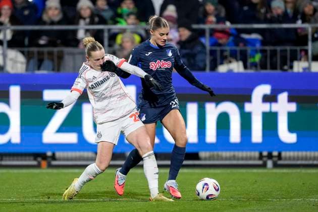v.li.: Franziska Kett (FCB, 20), Selina Cerci (TSG, 29), Zweikampf, Spielszene, Duell, duel, tackle, tackling, Dynamik, Action, Aktion, 23.11.2025, Sinsheim (Hoffenheim) (Deutschland), Fussball, Google Pixel Frauen-Bundesliga, TSG 1899 Hoffenheim - FC Bayern München, DFB DFL REGULATIONS PROHIBIT ANY USE OF PHOTOGRAPHS AS IMAGE SEQUENCES AND OR QUASI-VIDEO.