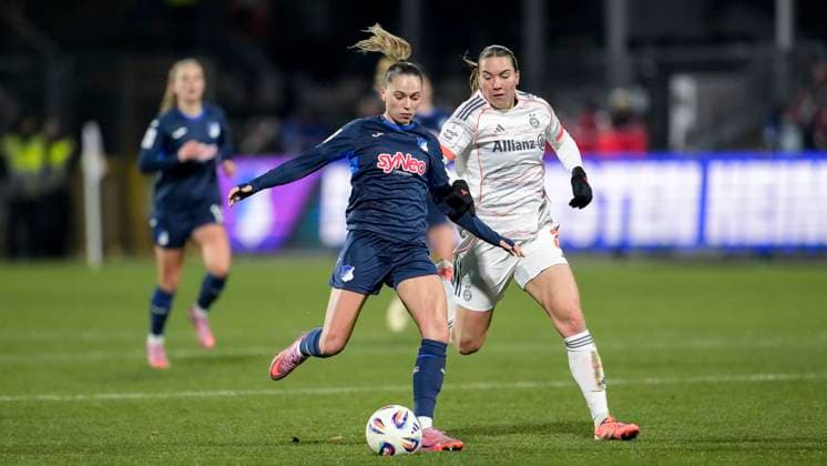 v.li.: Jill Janssens (TSG, 9), Vanessa Gilles (FCB, 2), Zweikampf, Spielszene, Duell, duel, tackle, tackling, Dynamik, Action, Aktion, 23.11.2025, Sinsheim (Hoffenheim) (Deutschland), Fussball, Google Pixel Frauen-Bundesliga, TSG 1899 Hoffenheim - FC Bayern München, DFB DFL REGULATIONS PROHIBIT ANY USE OF PHOTOGRAPHS AS IMAGE SEQUENCES AND OR QUASI-VIDEO.