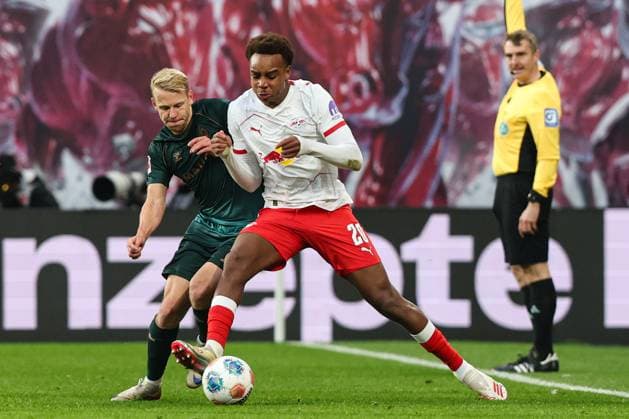 Assan Quedraogo (RB Leipzig,20) gegen Marco Gruell Grüll (Werder Bremen,17) - 1. Fussball Bundesliga Saison 2025-2026 Punktspiel RB Leipzig vs. Werder Bremen in der Red Bull Arena in Leipzig - Aktion,Fussball,Deutschland,Mann,Männer,23.11.2025