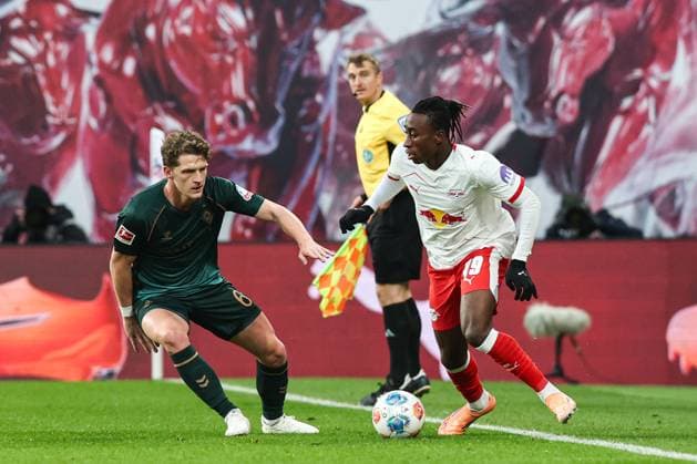 Yan Diomande (RB Leipzig,49) gegen Jens Stage (Werder Bremen,6) - 1. Fussball Bundesliga Saison 2025-2026 Punktspiel RB Leipzig vs. Werder Bremen in der Red Bull Arena in Leipzig - Aktion,Fussball,Deutschland,Mann,Männer,23.11.2025