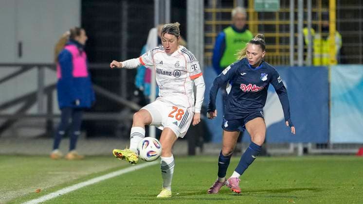 v.li.: Barbara Dunst (FCB, 28), Jill Janssens (TSG, 9), Zweikampf, Spielszene, Duell, duel, tackle, tackling, Dynamik, Action, Aktion, 23.11.2025, Sinsheim (Hoffenheim) (Deutschland), Fussball, Google Pixel Frauen-Bundesliga, TSG 1899 Hoffenheim - FC Bayern München, DFB DFL REGULATIONS PROHIBIT ANY USE OF PHOTOGRAPHS AS IMAGE SEQUENCES AND OR QUASI-VIDEO.