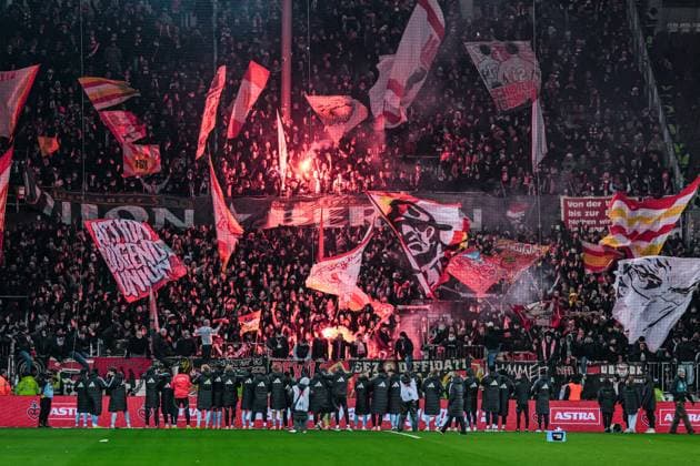 Deutschland: Fußball Bundesliga 2025 26, 12. Spieltag FC St. Pauli vs. Union Berlin Millerntor-Stadion (Hamburg): Mannschaft Union Berlin feiert mit Fans, Gästefans, Pyrotechnik Copyright: xStefanxTrochax