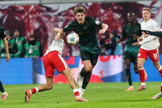 Jens Stage (Werder Bremen,6) gegen Christoph Baumgartner (RB Leipzig,14) - 1. Fussball Bundesliga Saison 2025-2026 Punktspiel RB Leipzig vs. Werder Bremen in der Red Bull Arena in Leipzig - Aktion,Fussball,Deutschland,Mann,Männer,23.11.2025