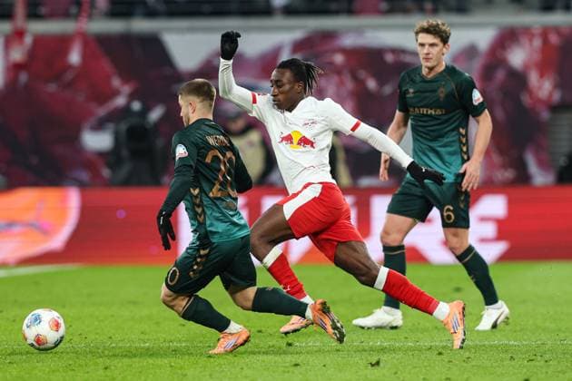 Yan Diomande (RB Leipzig,49) gegen Romano Schmid (Werder Bremen,20) - 1. Fussball Bundesliga Saison 2025-2026 Punktspiel RB Leipzig vs. Werder Bremen in der Red Bull Arena in Leipzig - Aktion,Fussball,Deutschland,Mann,Männer,23.11.2025