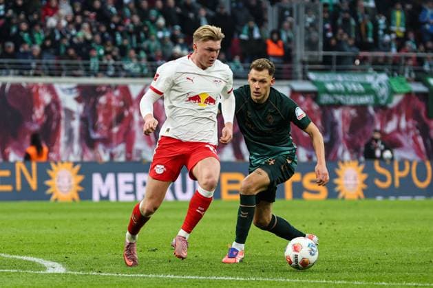 Conrad Harder (RB Leipzig,11) gegen Senne Lynen (Werder Bremen,14) - 1. Fussball Bundesliga Saison 2025-2026 Punktspiel RB Leipzig vs. Werder Bremen in der Red Bull Arena in Leipzig - Aktion,Fussball,Deutschland,Mann,Männer,23.11.2025