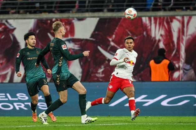 Antonio Nusa (RB Leipzig,7) gegen Amos Pieper (Werder Bremen,5) und Yukinari Sugawara (Werder Bremen,3) - 1. Fussball Bundesliga Saison 2025-2026 Punktspiel RB Leipzig vs. Werder Bremen in der Red Bull Arena in Leipzig - Aktion,Fussball,Deutschland,Mann,Männer,23.11.2025