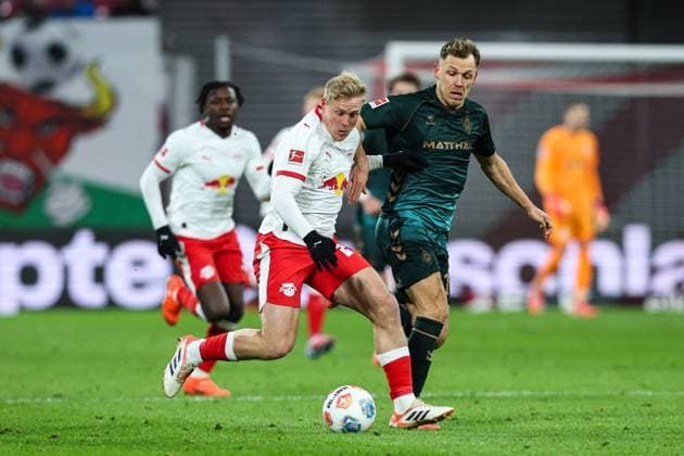 Xaver Schlager (RB Leipzig,24) gegen Senne Lynen (Werder Bremen,14) - 1. Fussball Bundesliga Saison 2025-2026 Punktspiel RB Leipzig vs. Werder Bremen in der Red Bull Arena in Leipzig - Aktion,Fussball,Deutschland,Mann,Männer,23.11.2025