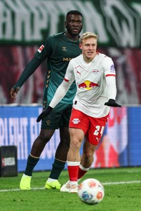 Xaver Schlager (RB Leipzig,24) gegen Victor Boniface (Werder Bremen,44) - 1. Fussball Bundesliga Saison 2025-2026 Punktspiel RB Leipzig vs. Werder Bremen in der Red Bull Arena in Leipzig - Aktion,Fussball,Deutschland,Mann,Männer,23.11.2025