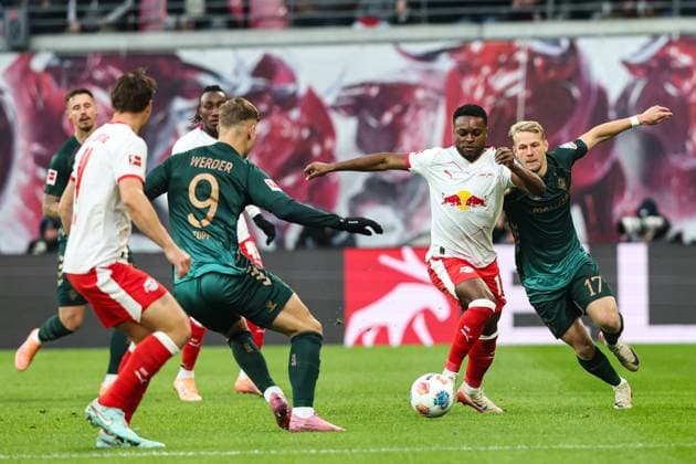 Ridle Baku (RB Leipzig,17) gegen Marco Gruell Grüll (Werder Bremen,17) und Keke Topp (Werder Bremen,9) - 1. Fussball Bundesliga Saison 2025-2026 Punktspiel RB Leipzig vs. Werder Bremen in der Red Bull Arena in Leipzig - Aktion,Fussball,Deutschland,Mann,Männer,23.11.2025