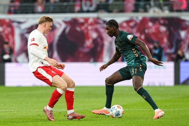 Karim Coulibaly (Werder Bremen,31) gegen Conrad Harder (RB Leipzig,11) - 1. Fussball Bundesliga Saison 2025-2026 Punktspiel RB Leipzig vs. Werder Bremen in der Red Bull Arena in Leipzig - Aktion,Fussball,Deutschland,Mann,Männer,23.11.2025
