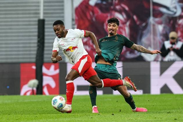 Ridle Baku (RB Leipzig,17) gegen Cameron Puertas (Werder Bremen,18) - 1. Fussball Bundesliga Saison 2025-2026 Punktspiel RB Leipzig vs. Werder Bremen in der Red Bull Arena in Leipzig - Aktion,Fussball,Deutschland,Mann,Männer,23.11.2025