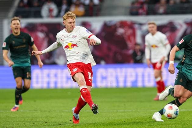 Nicolas Seiwald (RB Leipzig,13) - 1. Fussball Bundesliga Saison 2025-2026 Punktspiel RB Leipzig vs. Werder Bremen in der Red Bull Arena in Leipzig - Aktion,Fussball,Deutschland,Mann,Männer,23.11.2025