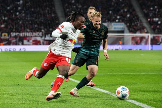 Yan Diomande (RB Leipzig,49) gegen Marco Gruell Grüll (Werder Bremen,17) - 1. Fussball Bundesliga Saison 2025-2026 Punktspiel RB Leipzig vs. Werder Bremen in der Red Bull Arena in Leipzig - Aktion,Fussball,Deutschland,Mann,Männer,23.11.2025