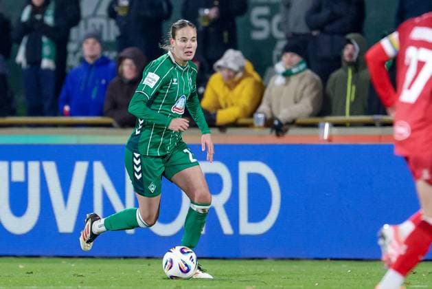Hanna Nemeth (SV Werder Bremen, 23) am Ball, Einzelbild, Ganzkörper, Aktion, Action, Spielszene, DIE DFB-RICHTLINIEN UNTERSAGEN JEGLICHE NUTZUNG VON FOTOS ALS SEQUENZBILDER UND ODER VIDEOÄHNLICHE FOTOSTRECKEN. DFB REGULATIONS PROHIBIT ANY USE OF PHOTOGRAPHS AS IMAGE SEQUENCES AND OR QUASI-VIDEO., 23.11.2025, Bremen (Deutschland), Fussball, Google Pixel Frauen-Bundesliga, SV Werder Bremen - 1. FC Köln