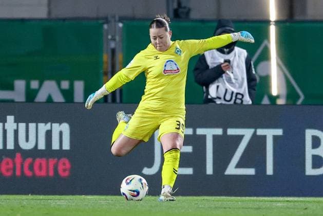 Mariella El Sherif (Torhüterin, Torwart, SV Werder Bremen, 39) am Ball, Freisteller, Einzelbild, Ganzkörper, Aktion, Action, Spielszene, DIE DFB-RICHTLINIEN UNTERSAGEN JEGLICHE NUTZUNG VON FOTOS ALS SEQUENZBILDER UND ODER VIDEOÄHNLICHE FOTOSTRECKEN. DFB REGULATIONS PROHIBIT ANY USE OF PHOTOGRAPHS AS IMAGE SEQUENCES AND OR QUASI-VIDEO., 23.11.2025, Bremen (Deutschland), Fussball, Google Pixel Frauen-Bundesliga, SV Werder Bremen - 1. FC Köln