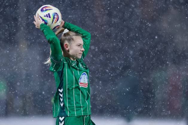 Michelle Weiß (SV Werder Bremen, 15) beim Einwurf, Aktion, Action, Spielszene, DIE DFB-RICHTLINIEN UNTERSAGEN JEGLICHE NUTZUNG VON FOTOS ALS SEQUENZBILDER UND ODER VIDEOÄHNLICHE FOTOSTRECKEN. DFB REGULATIONS PROHIBIT ANY USE OF PHOTOGRAPHS AS IMAGE SEQUENCES AND OR QUASI-VIDEO., 23.11.2025, Bremen (Deutschland), Fussball, Google Pixel Frauen-Bundesliga, SV Werder Bremen - 1. FC Köln
