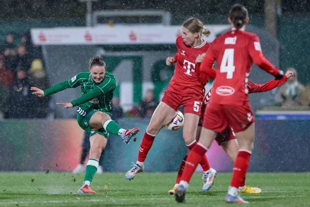 Verena Wieder (SV Werder Bremen, 31) beim Torschuss, schießt auf das Tor, am Ball, Aktion, Action, Spielszene, Celina Degen (1. FC Köln, 5) blockt den Ball, DIE DFB-RICHTLINIEN UNTERSAGEN JEGLICHE NUTZUNG VON FOTOS ALS SEQUENZBILDER UND ODER VIDEOÄHNLICHE FOTOSTRECKEN. DFB REGULATIONS PROHIBIT ANY USE OF PHOTOGRAPHS AS IMAGE SEQUENCES AND OR QUASI-VIDEO., 23.11.2025, Bremen (Deutschland), Fussball, Google Pixel Frauen-Bundesliga, SV Werder Bremen - 1. FC Köln