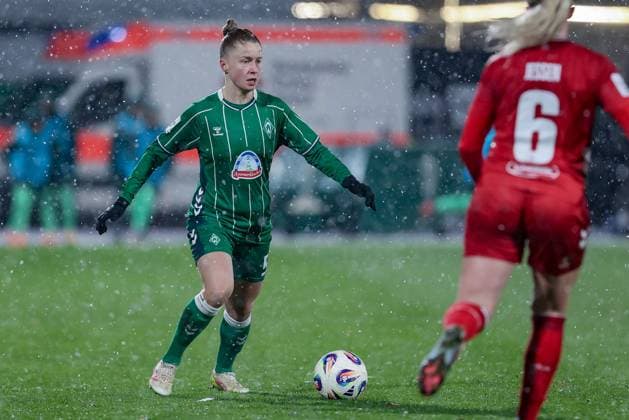 Michelle Ulbrich (SV Werder Bremen, 5) am Ball, Einzelbild, Ganzkörper, Aktion, Action, Spielszene, DIE DFB-RICHTLINIEN UNTERSAGEN JEGLICHE NUTZUNG VON FOTOS ALS SEQUENZBILDER UND ODER VIDEOÄHNLICHE FOTOSTRECKEN. DFB REGULATIONS PROHIBIT ANY USE OF PHOTOGRAPHS AS IMAGE SEQUENCES AND OR QUASI-VIDEO., 23.11.2025, Bremen (Deutschland), Fussball, Google Pixel Frauen-Bundesliga, SV Werder Bremen - 1. FC Köln