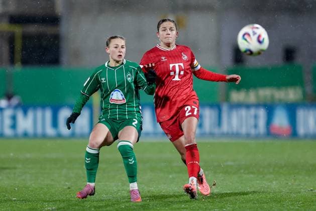 v.li.: Chiara D Angelo (SV Werder Bremen, 2) und Laura Feiersinger (1. FC Köln, 27) im Zweikampf, Duell, Dynamik, Aktion, Action, Spielszene, DIE DFB-RICHTLINIEN UNTERSAGEN JEGLICHE NUTZUNG VON FOTOS ALS SEQUENZBILDER UND ODER VIDEOÄHNLICHE FOTOSTRECKEN. DFB REGULATIONS PROHIBIT ANY USE OF PHOTOGRAPHS AS IMAGE SEQUENCES AND OR QUASI-VIDEO., 23.11.2025, Bremen (Deutschland), Fussball, Google Pixel Frauen-Bundesliga, SV Werder Bremen - 1. FC Köln