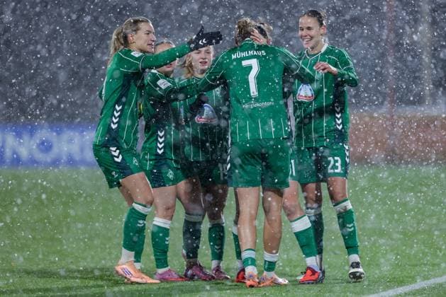 Spielerinnen des SV Werder Bremen mit Torjubel, Jubel, jubeln, jubelt, optimistisch, Spielszene, Highlight, Freude über das Tor zum 1:1, DIE DFB-RICHTLINIEN UNTERSAGEN JEGLICHE NUTZUNG VON FOTOS ALS SEQUENZBILDER UND ODER VIDEOÄHNLICHE FOTOSTRECKEN. DFB REGULATIONS PROHIBIT ANY USE OF PHOTOGRAPHS AS IMAGE SEQUENCES AND OR QUASI-VIDEO., 23.11.2025, Bremen (Deutschland), Fussball, Google Pixel Frauen-Bundesliga, SV Werder Bremen - 1. FC Köln