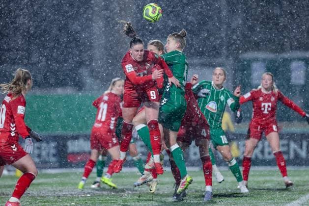 v.li.: Adriana Achcinska (1. FC Köln, 9) und Michelle Ulbrich (SV Werder Bremen, 5) im Kopfballduell, Kopfball, Zweikampf, Action, Aktion, Spielszene, DIE DFB-RICHTLINIEN UNTERSAGEN JEGLICHE NUTZUNG VON FOTOS ALS SEQUENZBILDER UND ODER VIDEOÄHNLICHE FOTOSTRECKEN. DFB REGULATIONS PROHIBIT ANY USE OF PHOTOGRAPHS AS IMAGE SEQUENCES AND OR QUASI-VIDEO., 23.11.2025, Bremen (Deutschland), Fussball, Google Pixel Frauen-Bundesliga, SV Werder Bremen - 1. FC Köln *** from left Adriana Achcinska 1 FC Köln, 9 and Michelle Ulbrich SV Werder Bremen, 5 in header duel, header, duel, action, action, match scene, THE DFB REGULATIONS PROHIBIT ANY USE OF PHOTOGRAPHS AS IMAGE SEQUENCES AND OR QUASI VIDEO , 23 11 2025, Bremen Germany , Football, Google Pixel Womens Bundesliga, SV Werder Bremen 1 FC Köln xobx