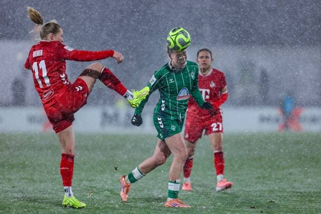 v.li.: Pauline Bremer (1. FC Köln, 11) und Juliane Wirtz (SV Werder Bremen, 28) im Zweikampf, Duell, Dynamik, Aktion, Action, Spielszene, DIE DFB-RICHTLINIEN UNTERSAGEN JEGLICHE NUTZUNG VON FOTOS ALS SEQUENZBILDER UND ODER VIDEOÄHNLICHE FOTOSTRECKEN. DFB REGULATIONS PROHIBIT ANY USE OF PHOTOGRAPHS AS IMAGE SEQUENCES AND OR QUASI-VIDEO., 23.11.2025, Bremen (Deutschland), Fussball, Google Pixel Frauen-Bundesliga, SV Werder Bremen - 1. FC Köln