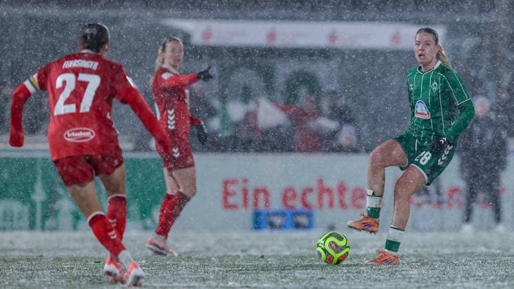 Juliane Wirtz (SV Werder Bremen, 28) am Ball, Einzelbild, Ganzkörper, Aktion, Action, Spielszene, DIE DFB-RICHTLINIEN UNTERSAGEN JEGLICHE NUTZUNG VON FOTOS ALS SEQUENZBILDER UND ODER VIDEOÄHNLICHE FOTOSTRECKEN. DFB REGULATIONS PROHIBIT ANY USE OF PHOTOGRAPHS AS IMAGE SEQUENCES AND OR QUASI-VIDEO., 23.11.2025, Bremen (Deutschland), Fussball, Google Pixel Frauen-Bundesliga, SV Werder Bremen - 1. FC Köln