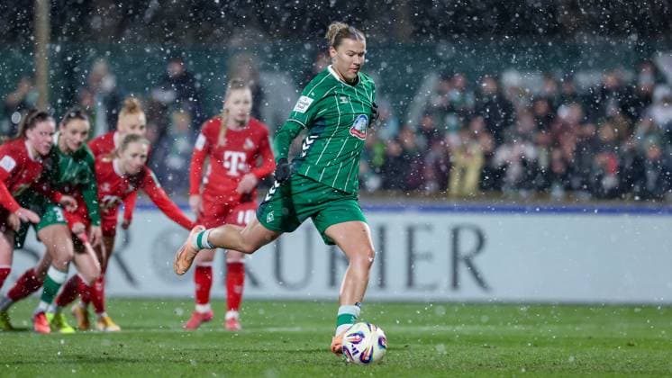 Larissa Mühlhaus (SV Werder Bremen, 7) beim Elfmeter, Strafstoß, Spielszene, Action, Aktion, DIE DFB-RICHTLINIEN UNTERSAGEN JEGLICHE NUTZUNG VON FOTOS ALS SEQUENZBILDER UND ODER VIDEOÄHNLICHE FOTOSTRECKEN. DFB REGULATIONS PROHIBIT ANY USE OF PHOTOGRAPHS AS IMAGE SEQUENCES AND OR QUASI-VIDEO., 23.11.2025, Bremen (Deutschland), Fussball, Google Pixel Frauen-Bundesliga, SV Werder Bremen - 1. FC Köln