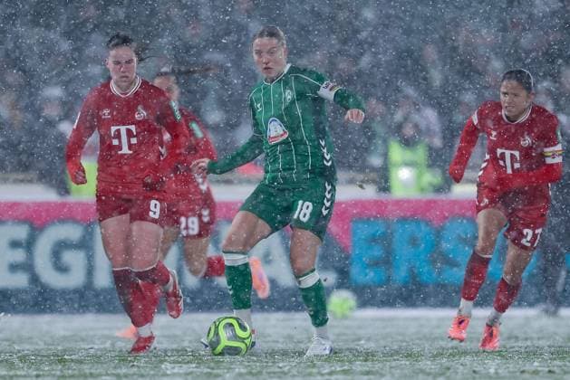 v.li.: Adriana Achcinska (1. FC Köln, 9), Lina Hausicke (SV Werder Bremen, 18) und Laura Feiersinger (1. FC Köln, 27) im Zweikampf, Duell, Dynamik, Aktion, Action, Spielszene, DIE DFB-RICHTLINIEN UNTERSAGEN JEGLICHE NUTZUNG VON FOTOS ALS SEQUENZBILDER UND ODER VIDEOÄHNLICHE FOTOSTRECKEN. DFB REGULATIONS PROHIBIT ANY USE OF PHOTOGRAPHS AS IMAGE SEQUENCES AND OR QUASI-VIDEO., 23.11.2025, Bremen (Deutschland), Fussball, Google Pixel Frauen-Bundesliga, SV Werder Bremen - 1. FC Köln
