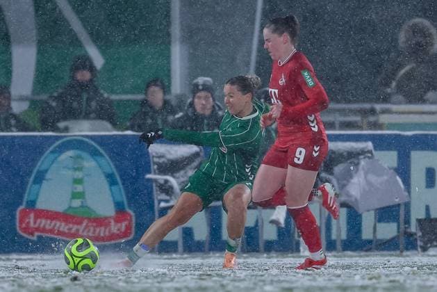 v.li.: Larissa Mühlhaus (SV Werder Bremen, 7) und Adriana Achcinska (1. FC Köln, 9) im Zweikampf, Duell, Dynamik, Aktion, Action, Spielszene, DIE DFB-RICHTLINIEN UNTERSAGEN JEGLICHE NUTZUNG VON FOTOS ALS SEQUENZBILDER UND ODER VIDEOÄHNLICHE FOTOSTRECKEN. DFB REGULATIONS PROHIBIT ANY USE OF PHOTOGRAPHS AS IMAGE SEQUENCES AND OR QUASI-VIDEO., 23.11.2025, Bremen (Deutschland), Fussball, Google Pixel Frauen-Bundesliga, SV Werder Bremen - 1. FC Köln